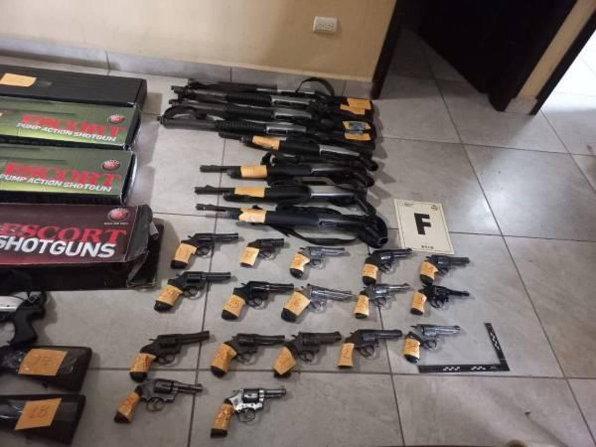 Ese sería Marco Antonio Elvir Aguilar. La banda Los Helios trafica droga y comete otros delitos relacionados con su actividad de narcotráfico en esa región, indican las investigaciones. 