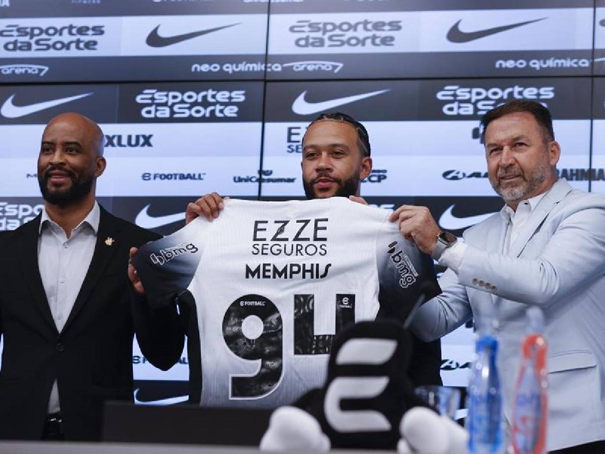 El neerlandés Memphis Depay se presentó este jueves con la camiseta de su nuevo club, el Corinthians, y alabó la calidad del fútbol brasileño, en especial por su pasión, su energía y su intensidad, que son “diferentes”.