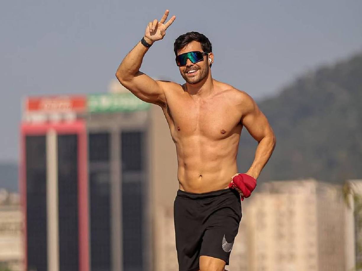 Gui Sampaio ha actuado en varias obras en Brasil como y suele mostrarle a sus seguidores sus viajes, sus campañas publicitarias o vídeos haciendo deporte. Actualmente participa en la obra BENT, de Martin Sherman, en Río.