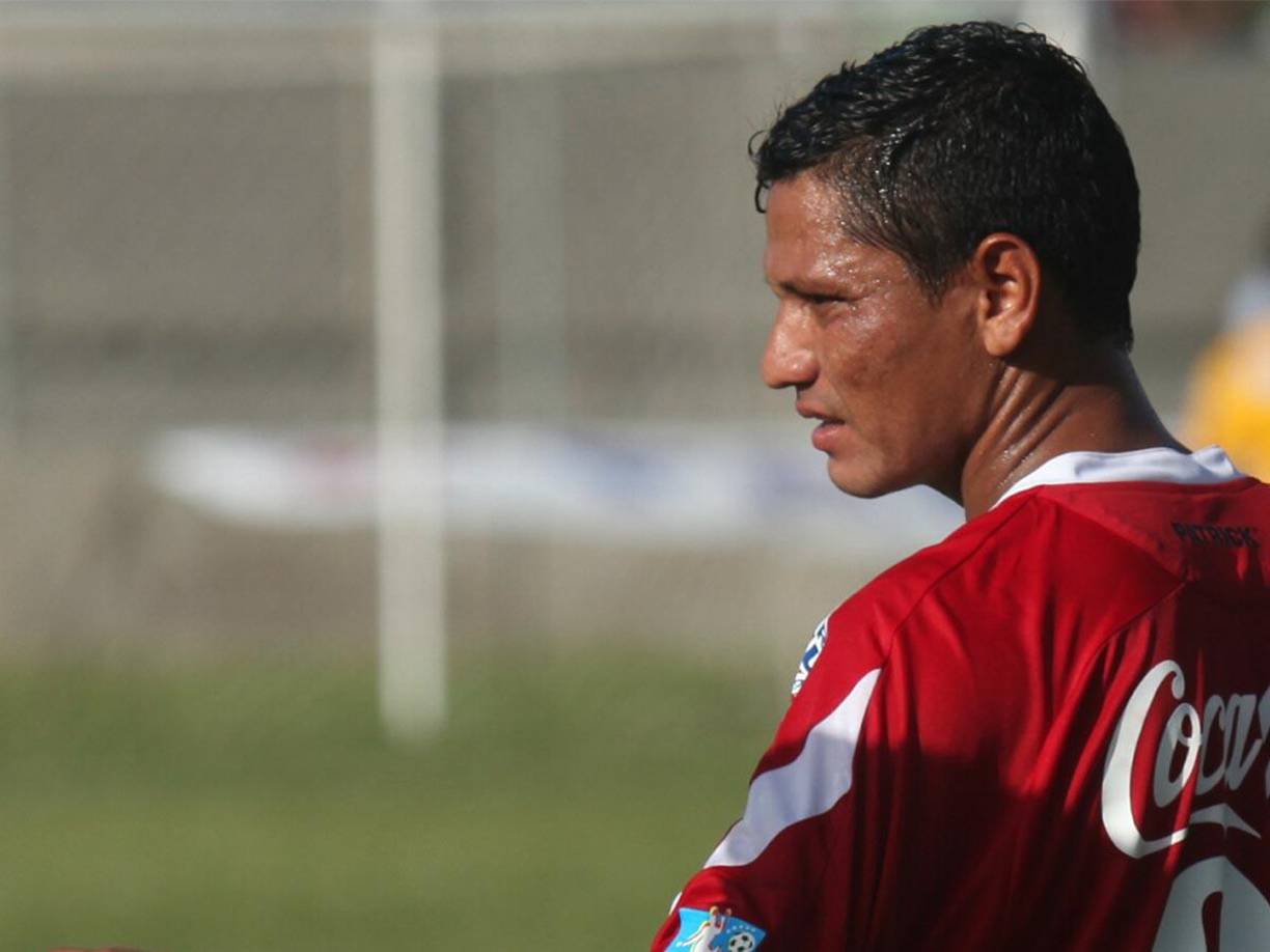  Las autoridades antidrogas de Honduras buscan al exfutbolista Óscar “Pescado” Bonilla, quien estaría liderando una banda de narcotraficantes, informó el Ministerio Público.