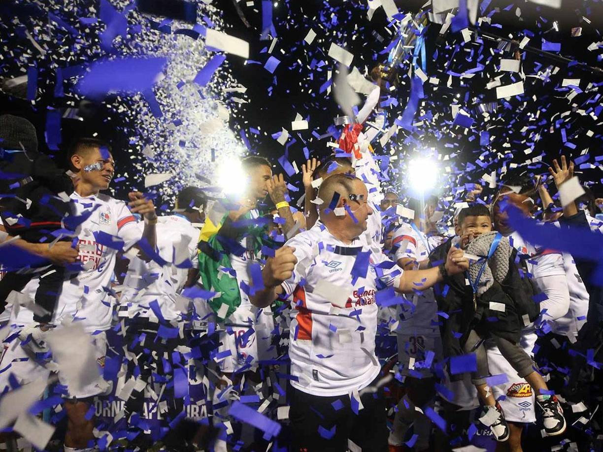 La plantilla del Olimpia celebró por todo lo alto la obtención del tricampeonato.