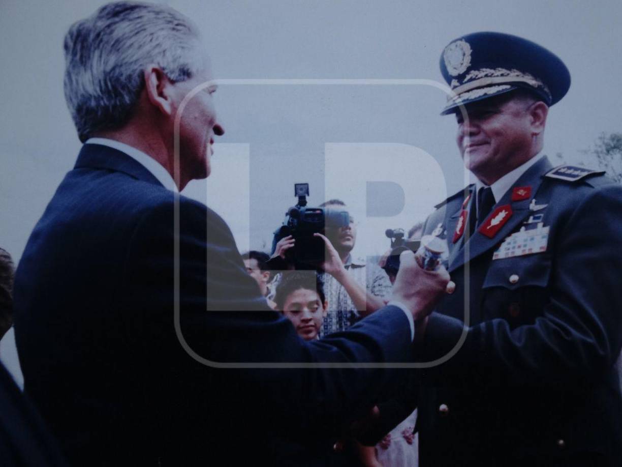 En el año 1989, contrajo matrimonio con Lícida Zelaya Lobo, oriunda de Olancho.