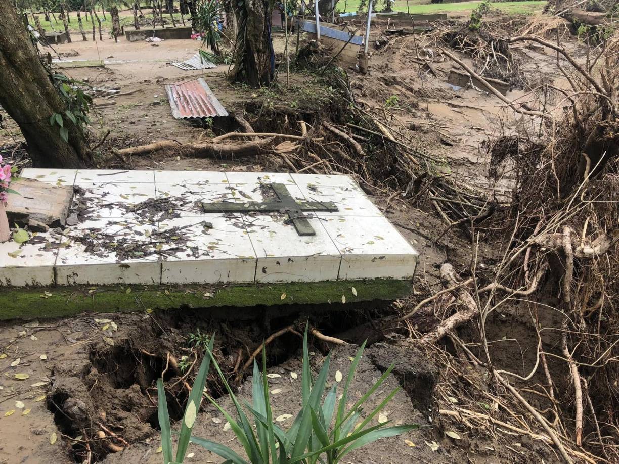 Pobladores de Chapagua siguen en la tarea de recuperar los cuerpos de sus familiares fallecidos, ya que las lluvias continuarán. 