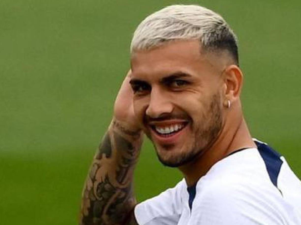 Leandro Daniel Paredes (de 28 años) es un futbolista profesional argentino que juega como mediocampista defensivo en el club Juventus de la Serie A, cedido por el club Paris Saint-Germain de la Ligue 1 y la selección nacional de Argentina.