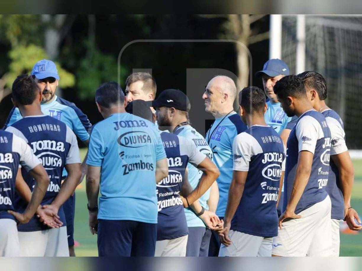 Fabián Coito en el momento que daba la charla técnica a la plantilla de la Bicolor. Los jugadores lo escucharon muy atentos.