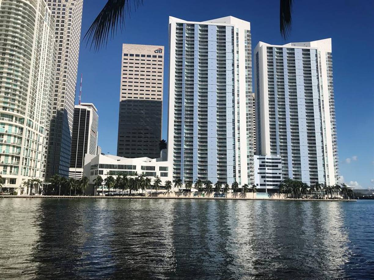 Al menos 35 edificios ubicados en la franja costera que se extiende desde el norte de Miami Beach y hasta Sunny Isles, y que incluyen a las ciudades de Surfside y Bal Harbour, todas ellas en el sur de Florida (EEUU), han experimentando entre los años 2016 y 2023 hundimientos de entre 2 y 8 centímetros.