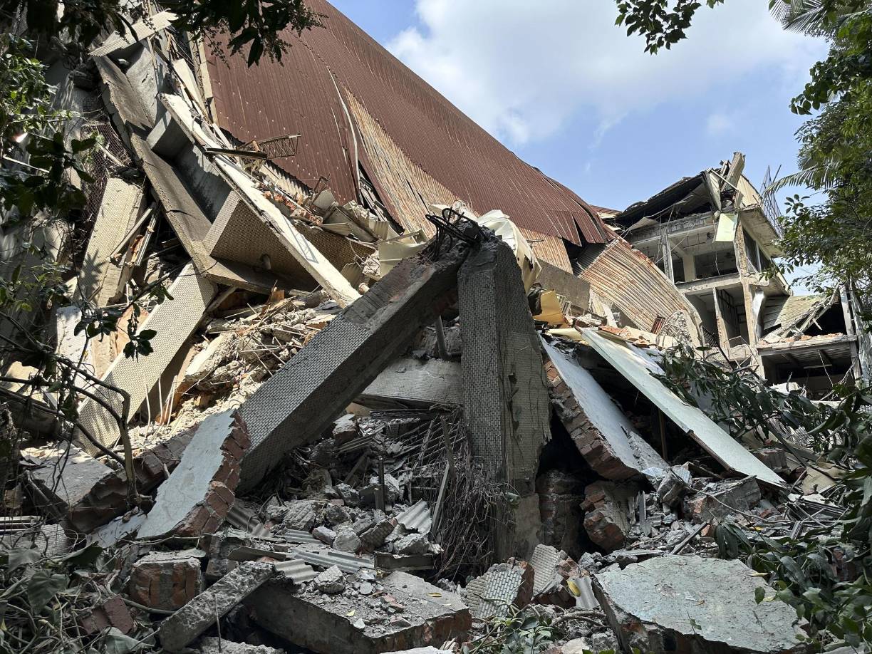  Los equipos de emergencias continúan este jueves las labores de rescate en la costa este de Taiwán. 