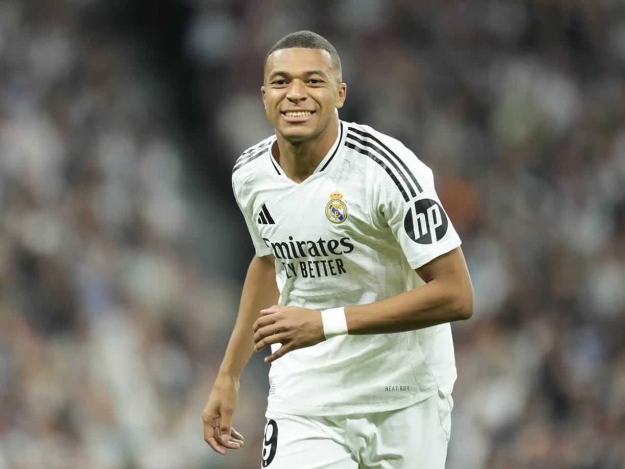 4. Kylian Mbappé - El delantero francés siempre forma parte de esta conversación. Sin duda es uno de los futbolistas más talentosos de toda su generación y está llamado a ser el heredero de Messi y Cristiano Ronaldo. Una gran campaña con el Real Madrid podría catapultarlo a ganar este premio tan prestigioso, uno de los pocos que le faltan en su carrera.