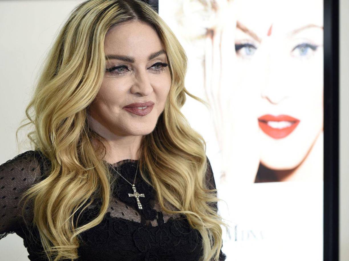 “El sábado 24 de junio, Madonna desarrolló una infección bacteriana grave que la llevó a permanecer varios días en la UCI”, escribió. “Su salud está mejorando, sin embargo, todavía está bajo atención médica. Se espera una recuperación total”.