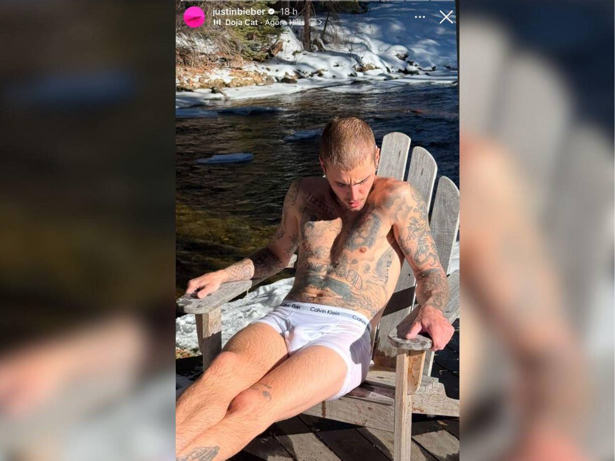 El miércoles 15 de enero, Justin compartió una tierna foto con su hijo Jack en Instagram, donde se le ve acurrucado con la cabeza de su pequeño. En la imagen en blanco y negro, con los ojos cerrados, el cantante acompañó la foto con un carrusel de imágenes de unas vacaciones familiares durante el invierno. 