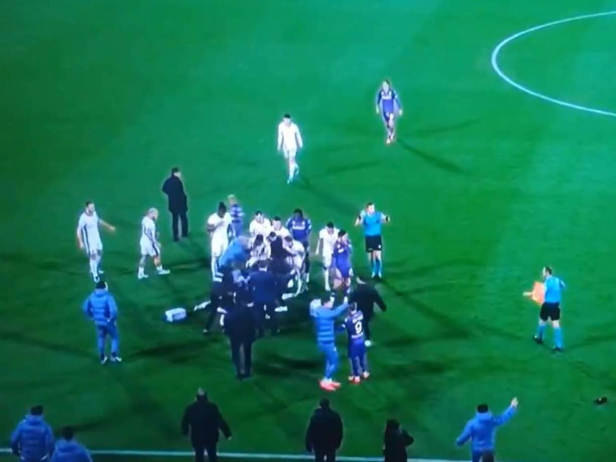 El jugador se agachó para amarrarse el calzado deportivo y de repente cayó desplomado. 