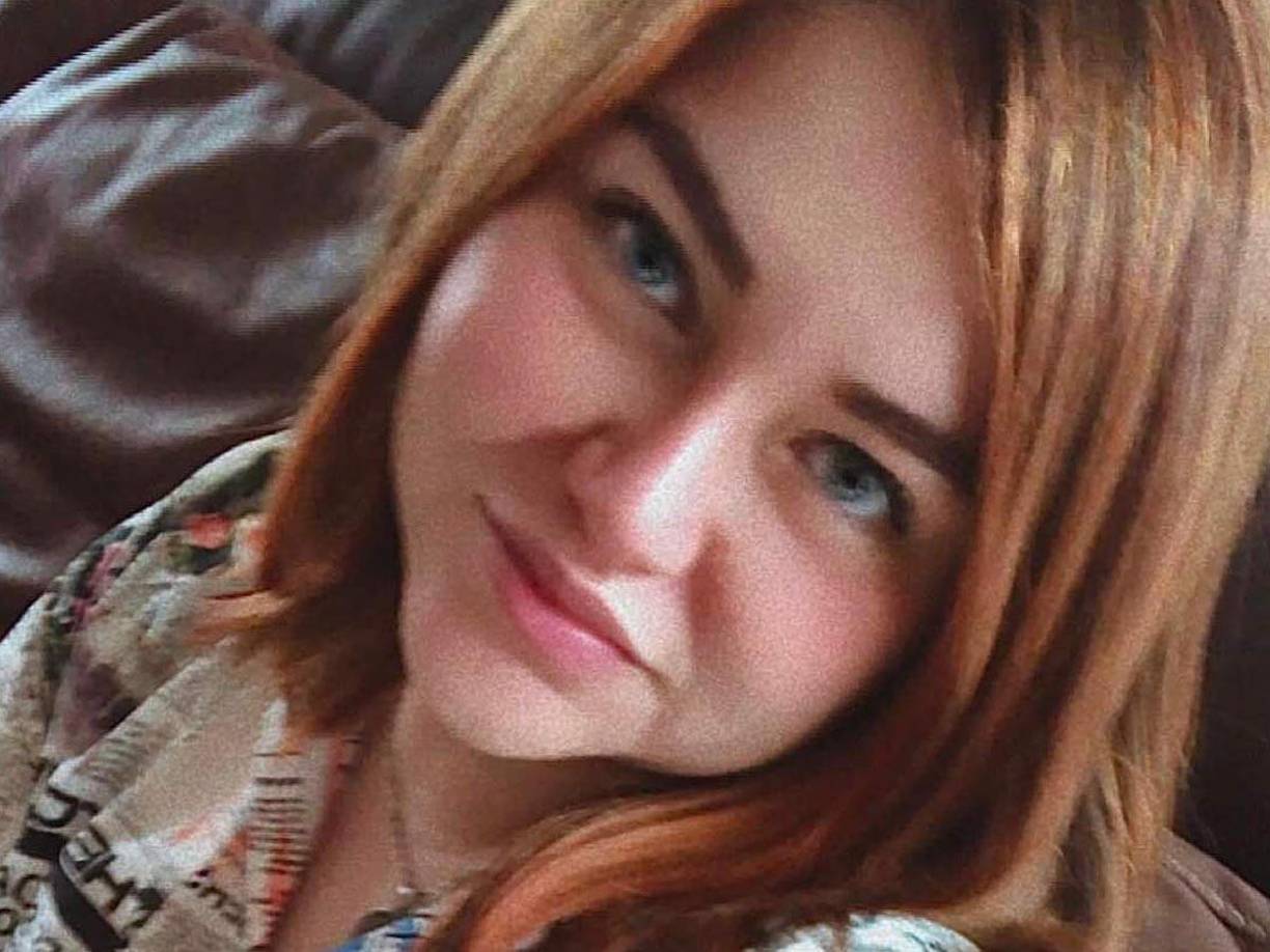 La mujer de 26 años de edad, estatura de 1.60, cabello ondulado mediano rubio cobrizo, ojos medianos iris color café y de complexión robusta como señas particulares, se encuentra relacionada por la presunta muerte de Oliver.