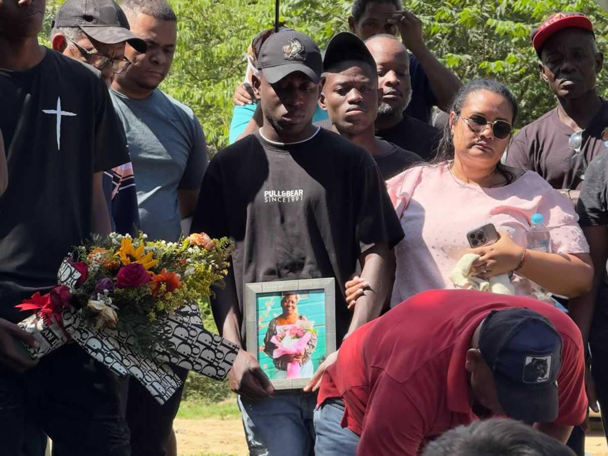 El dolor en la familia Decas fue consolado por las amistades y familiares que se hicieron presentes, acompañando en estos momentos complicados.