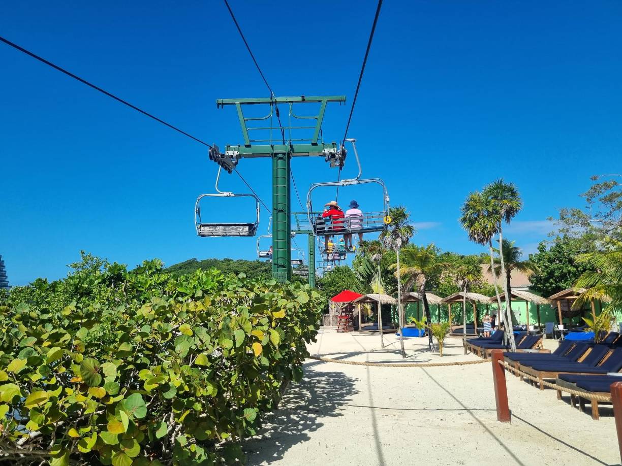 En un día con cielo despejado se pueden apreciar las maravillas naturales de la isla de Roatán.
