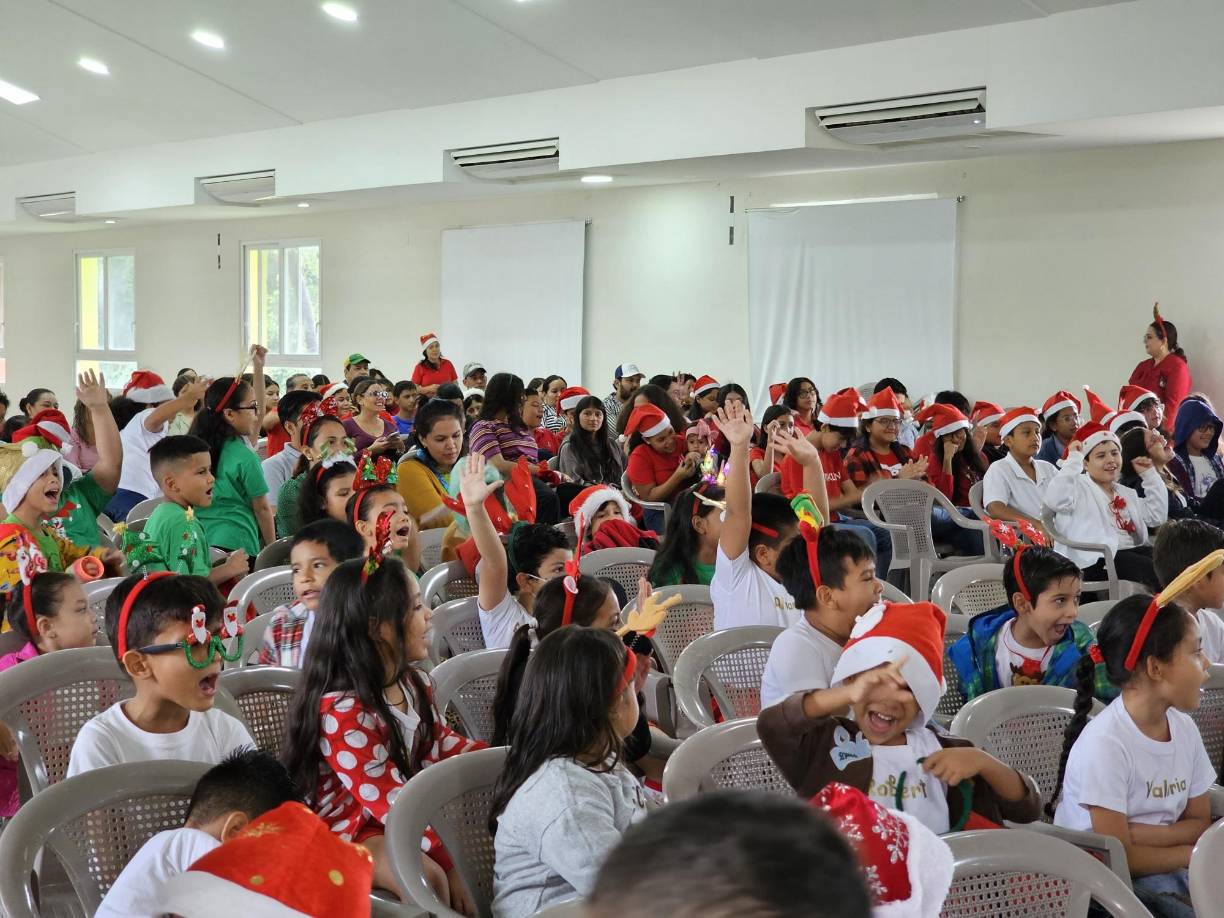 El salón fue abarrotado por los estudiantes y padres de familia. Quienes ovacionaron cada una de las presentaciones musicales que se iban realizando. 