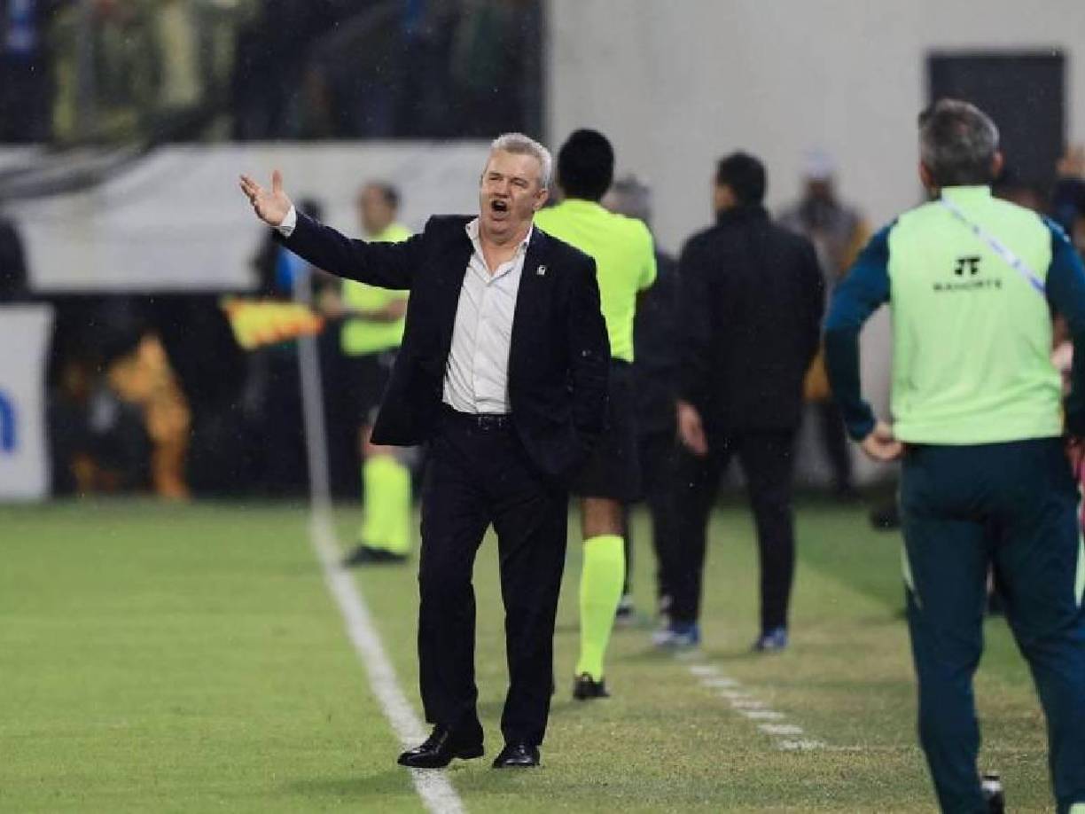 Además, medios compartieron las imágenes en donde se le ve al DT insultando a la afición catracha. Revelaron lo que dijo.