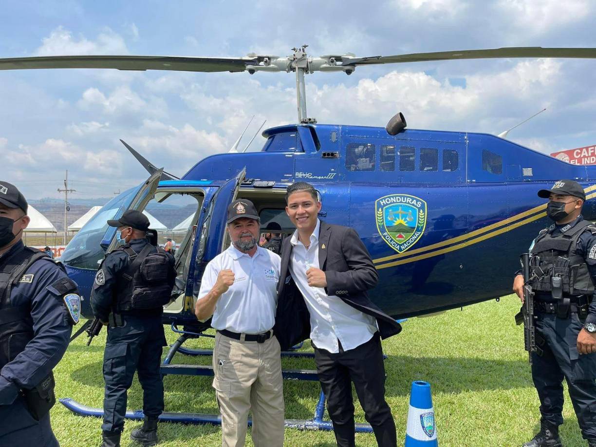 En esta fotografía se le ve posando junto al secretario de Seguridad, Ramón Sabillón. 