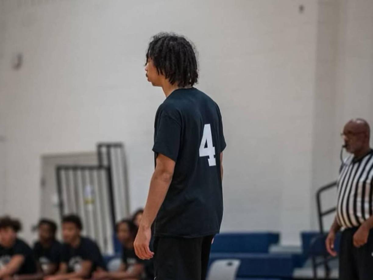 Tras su muerte, la escuela suspendió todos los partidos .