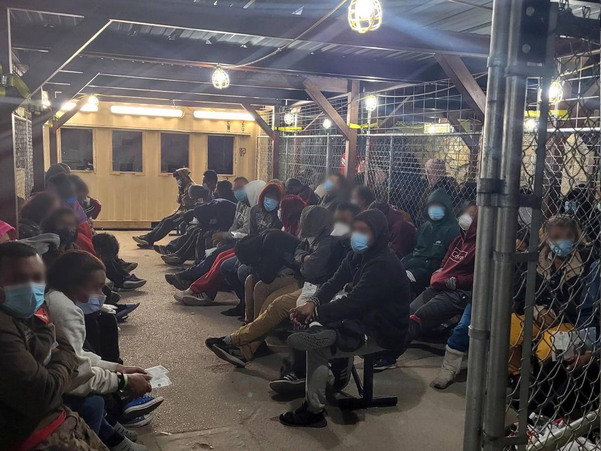 El cruce masivos de migrantes se desató a pocos días de que Estados Unidos suspenda el Título 42, una ley migratoria que permite la expulsión inmediata de los indocumentados detenidos en la frontera.