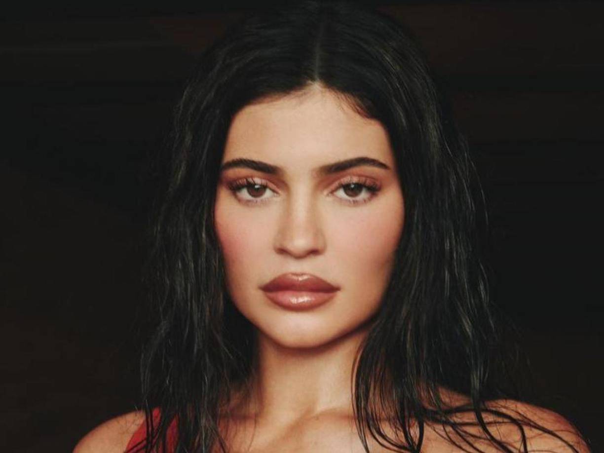 En ese entonces, la publicación analizó seis meses de las finanzas de Coty, empresa que adquirió el 51 por ciento de las acciones de Kylie Cosmetics en noviembre de 2019 y llegó a la siguiente conclusión: “El negocio de Kylie es significativamente más pequeño y menos rentable de lo que la familia ha persuadido en la industria cosmética y en los medios de comunicación, incluido Forbes”.