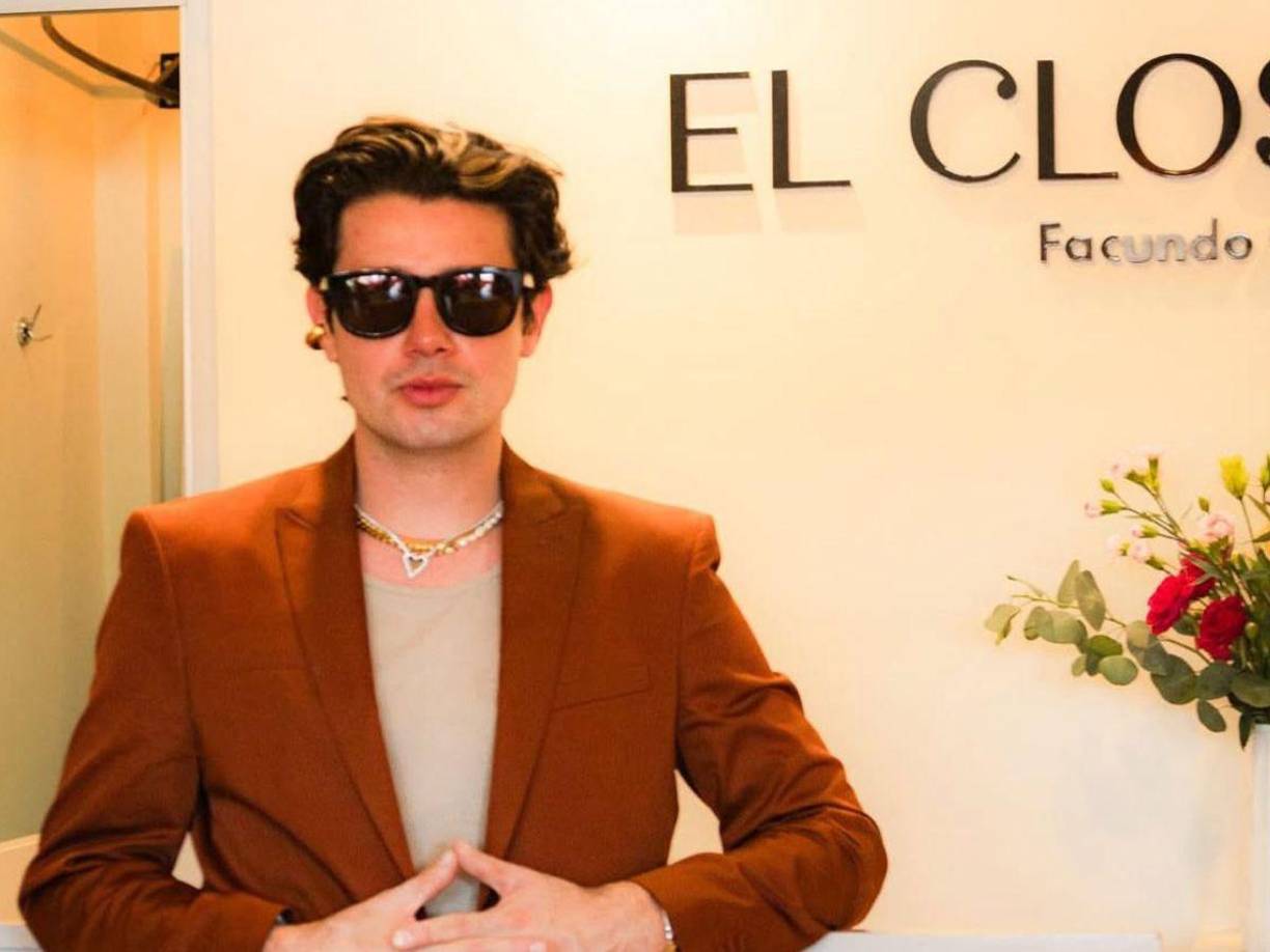 Es propietario de su propia tienda de ropa y se ha consolidado como uno de los emprendedores más virales del momento con su estilo único de vender sus productos. 