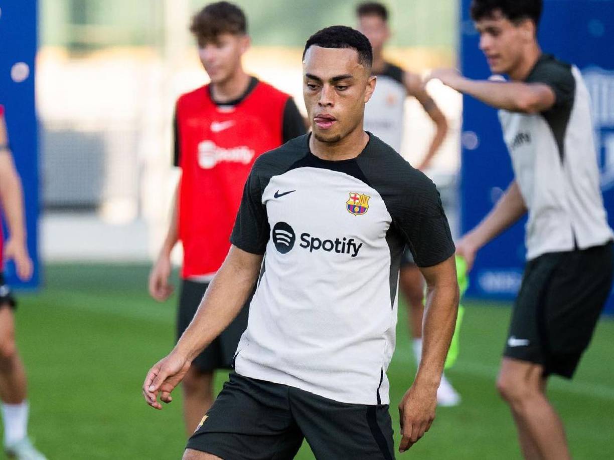 El defensa Sergiño Dest fue traspasado este sábado al PSV Eindhoven neerlandés, el club en el que jugó en calidad de cedido la pasada temporada procedente del Barcelona, que confirmó la operación e informó de que se guarda un porcentaje de una futura venta.