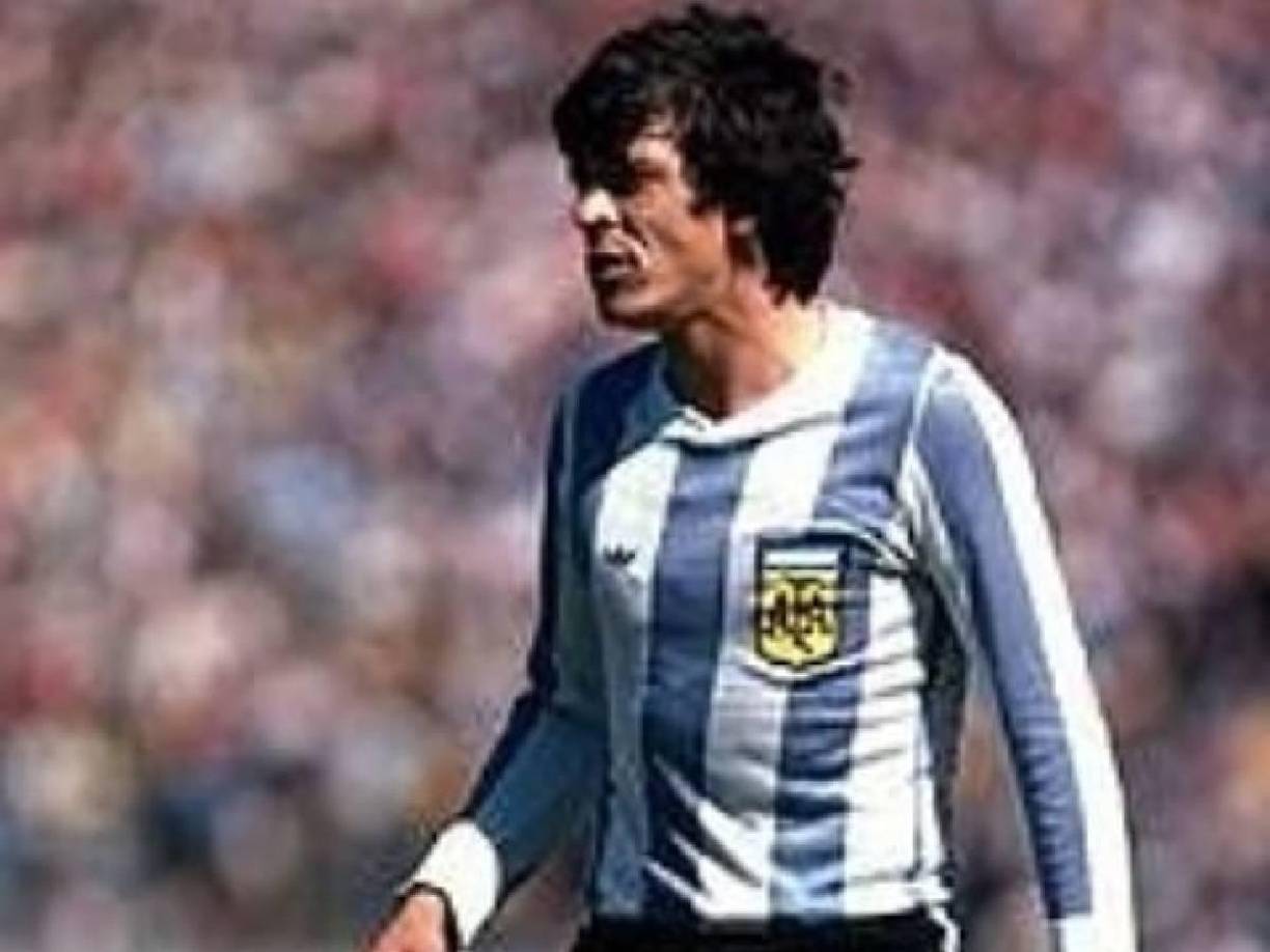 El exjugador no fue arrestado, pero de momento se le incautó su teléfono, así como el de Candia, que serán peritados en busca de pruebas. Cáceres fue defensa de la selección argentina, con la que disputó el Mundial 94 en EEUU.