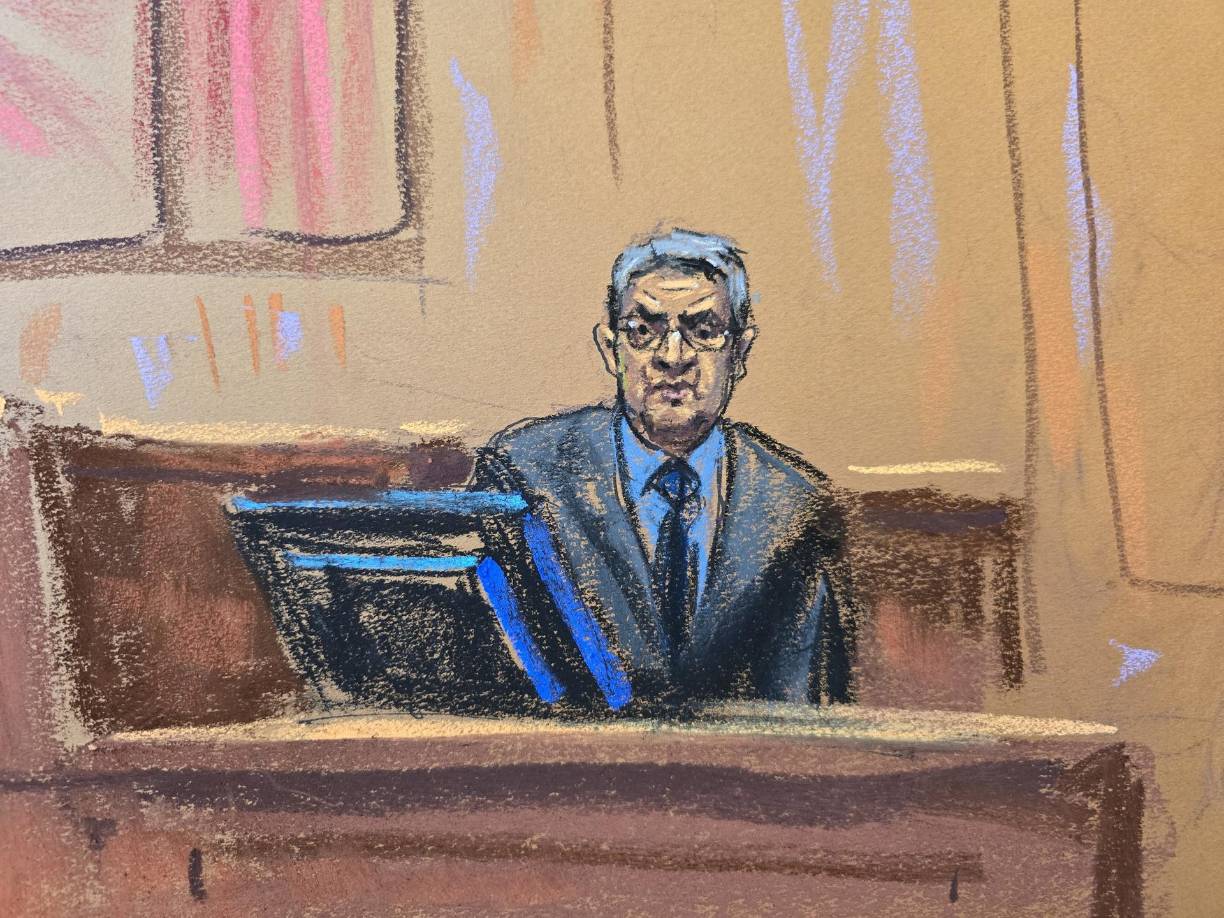 Mientras señalaba con su dedo, el fiscal dijo que el acusado “es un narcotraficante” que abusó de su poder para enviar grandes cantidades de droga a EE.UU, por lo que les pidió que lo declaren culpable.