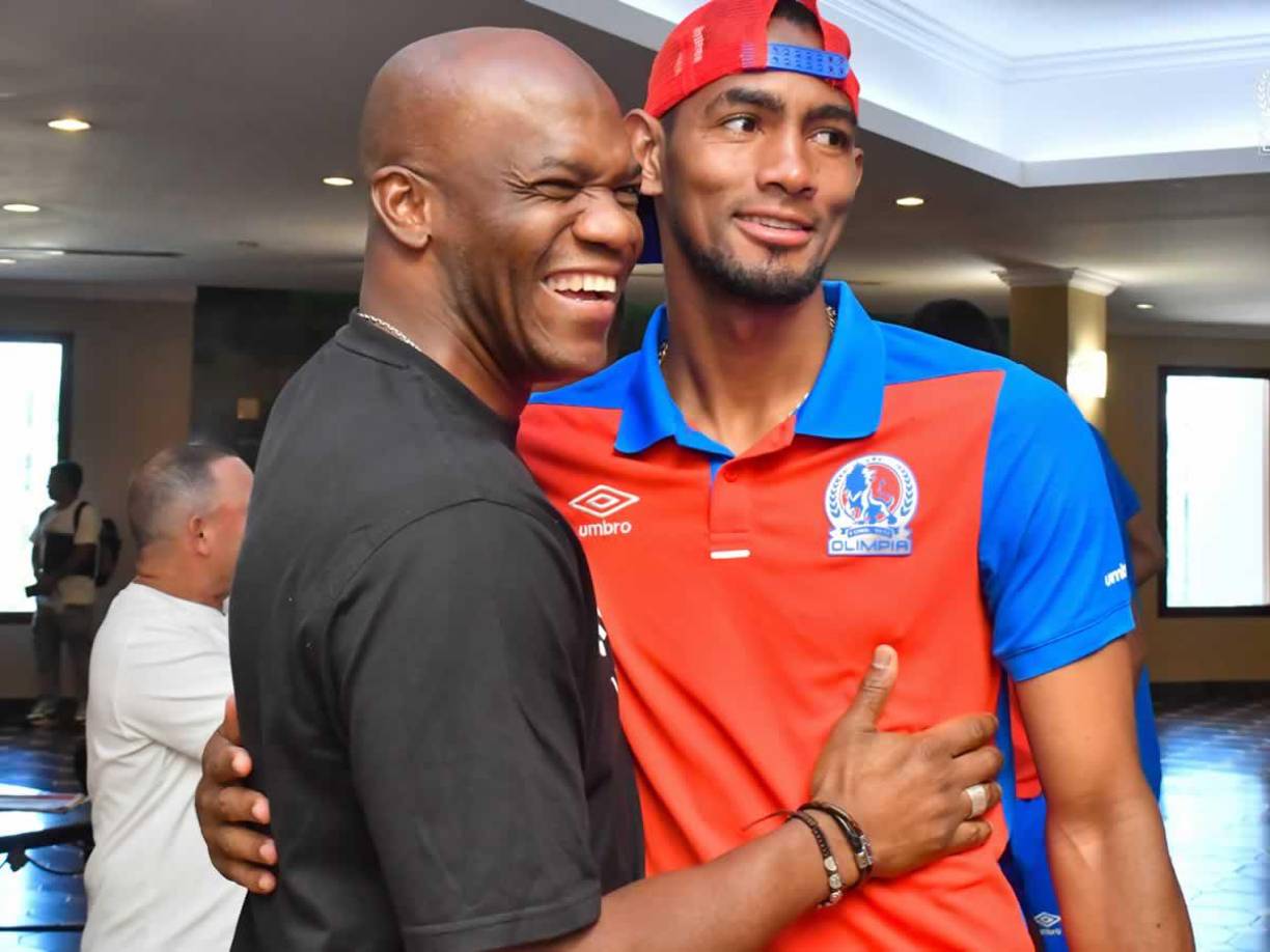 David Suazo sonriendo junto a Jerry Bengtson, capitán del Olimpia.