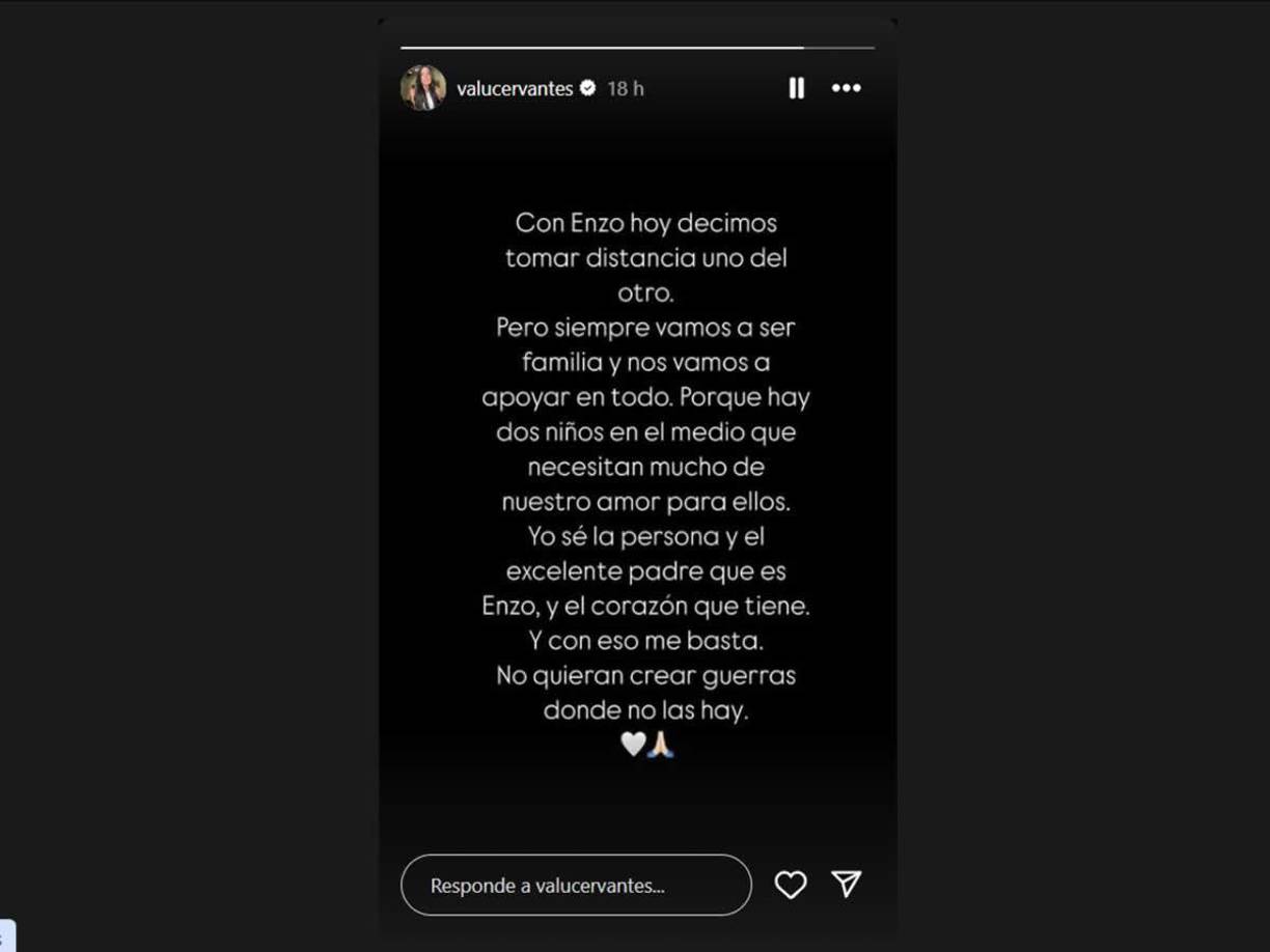 Fue mediante redes sociales que Valentina oficializó su separación de Enzo Fernández. “Con Enzo hoy decidimos tomar distancia el uno del otro hoy, pero siempre seremos familia y nos apoyaremos mutuamente porque hay dos niños en el medio que necesitan nuestro amor,” comenzó Cervantes, compartiendo a través de sus historias de Instagram, que cuentan con más de 1.4 millones de seguidores.