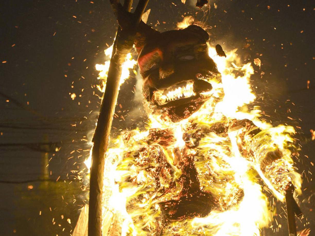 La quema del diablo es una celebración mágico-religiosa guatemalteca. Su origen data del siglo XVI como preámbulo de las festividades del nacimiento de Cristo, representando el triunfo del bien sobre el mal.