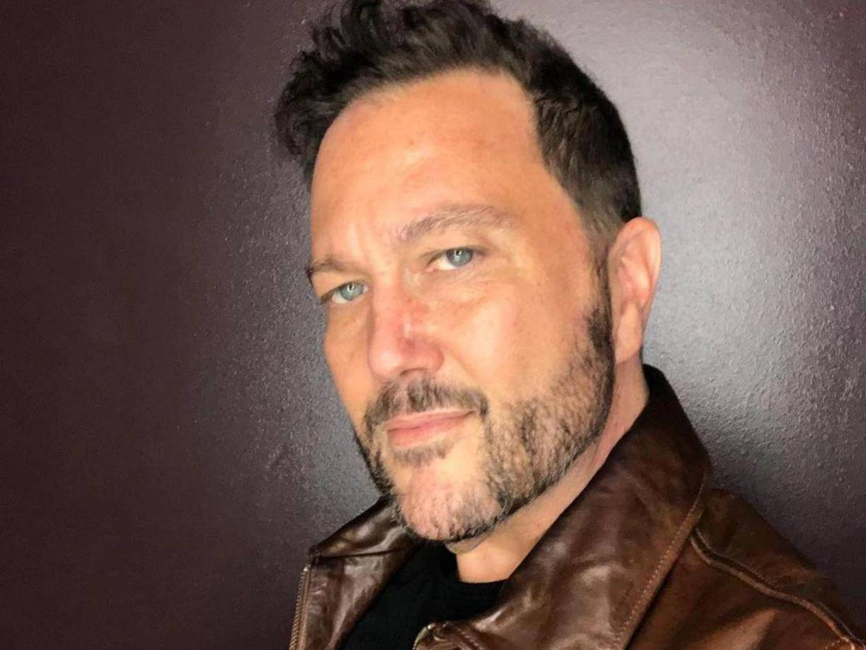 El diseñador de juguetes Carter Bryant fue quien creó a las Bratz. En el año 2000, se reunió con Isaac Larian, gerente ejecutivo (CEO) de Micro-Games America Entertainment (MGA Entertainment) y le mostró los bocetos de sus muñecas.