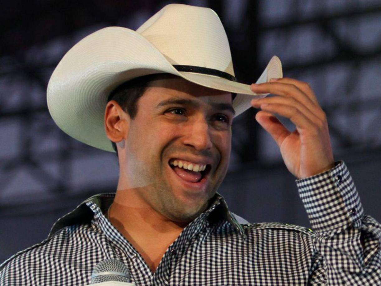 “Yo veía cosas que decían que yo la compuse, pero no. Yo la conocí desde que éramos jóvenes, es que mi papá es cantante, Selena y Los Dinos le abrían los eventos a mi papá, luego mi papá le abría los shows a ellos, me encantaba, era mi amor platónico, nos saludábamos bastante, años después Eddy me decía a mi hermana le gustabas, pero nunca se dio nada”, dijo el intérprete en entrevista a El minuto que cambió mi destino.