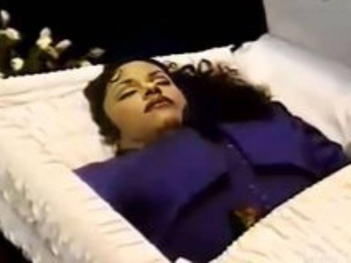 Sin embargo, tras la muerte de la famosa, Abraham Quintanilla (papá de la cantante) explicó durante una entrevista con la conductora Cristina Saralegui en el año 1995 que decidió dejar expuesto el cuerpo de su hija dentro del ataúd, pues se cansó de que las personas no creían que la artista de 23 años hubiera fallecido.