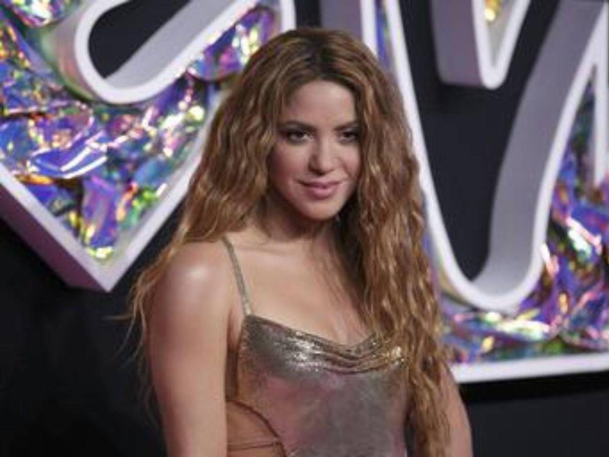 De acuerdo con informes de medios españoles, Joan Piqué, el ex suegro de Shakira, habría compartido un mensaje en el que indicaba su intención de tomar acciones legales en su contra en respuesta a la canción.