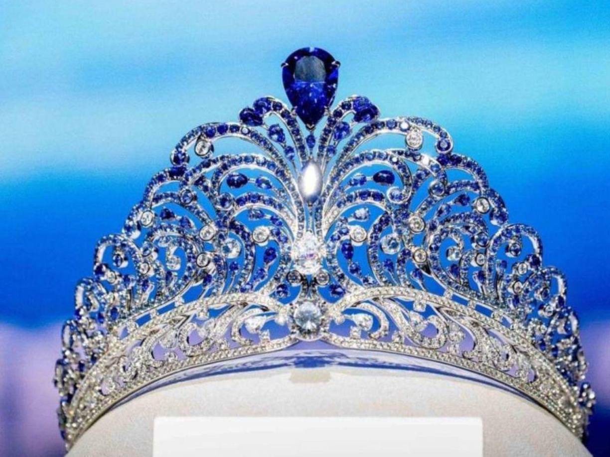 La costosa joya cuenta con 993 piedras preciosas.