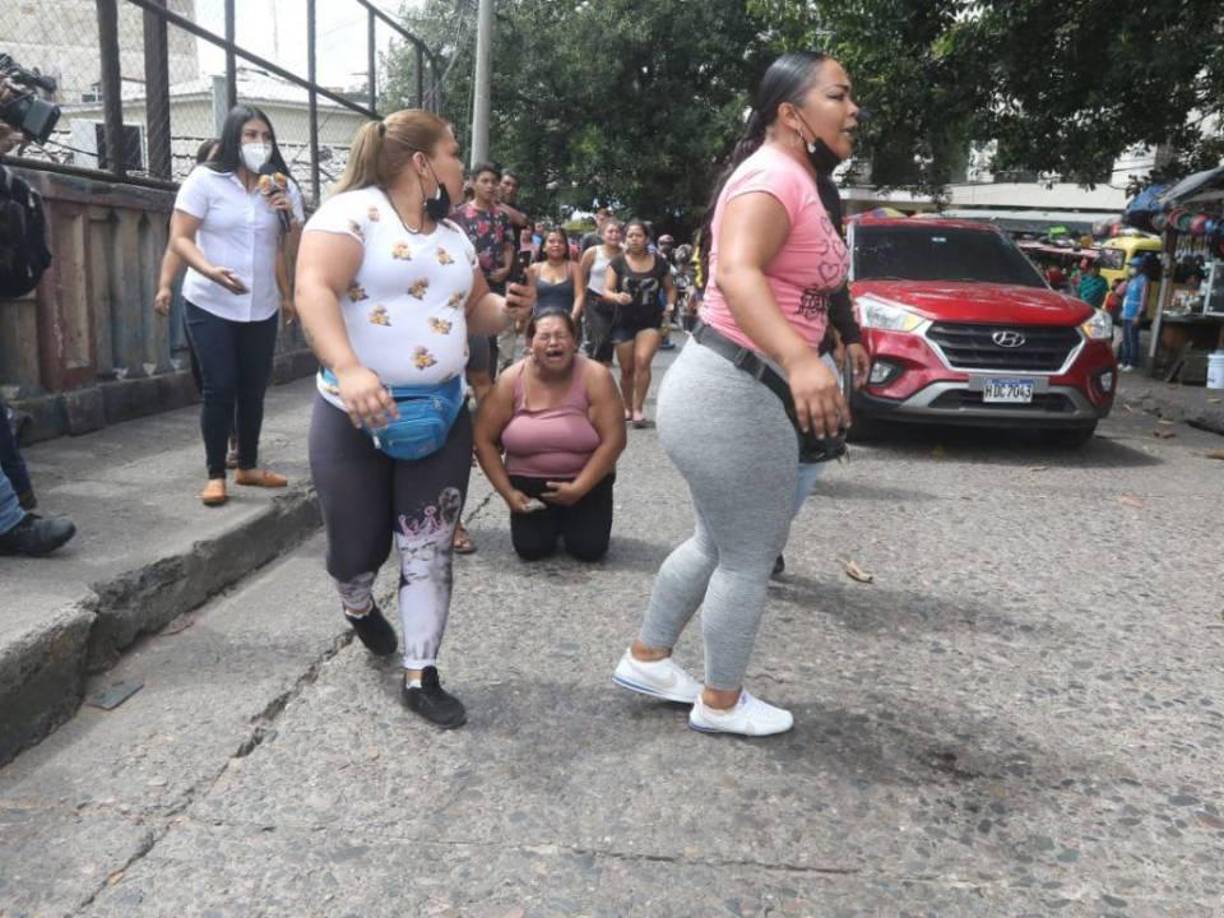 Con impotencia, la madre del menor lloró mientras veía cómo la pick-up en la que iba su hijo se alejaba cada vez más.