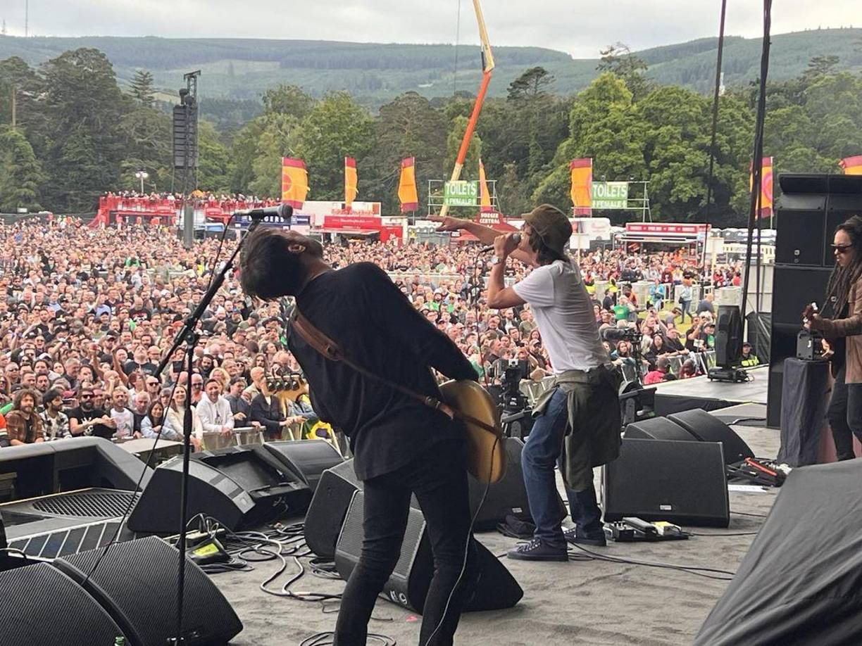 Oasis estará acompañada durante la gira por los artistas Richard Ashcroft y la banda Cast, que abrirán los conciertos en Reino Unido, y por el grupo Cage the Elephant, que lo harán en el tramo norteamericano.