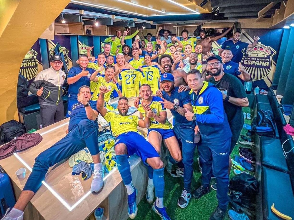 Los jugadores de los Potros del Olancho FC celebraron la clasificación a semifinales en el vestuario del Real España en el Morazán.
