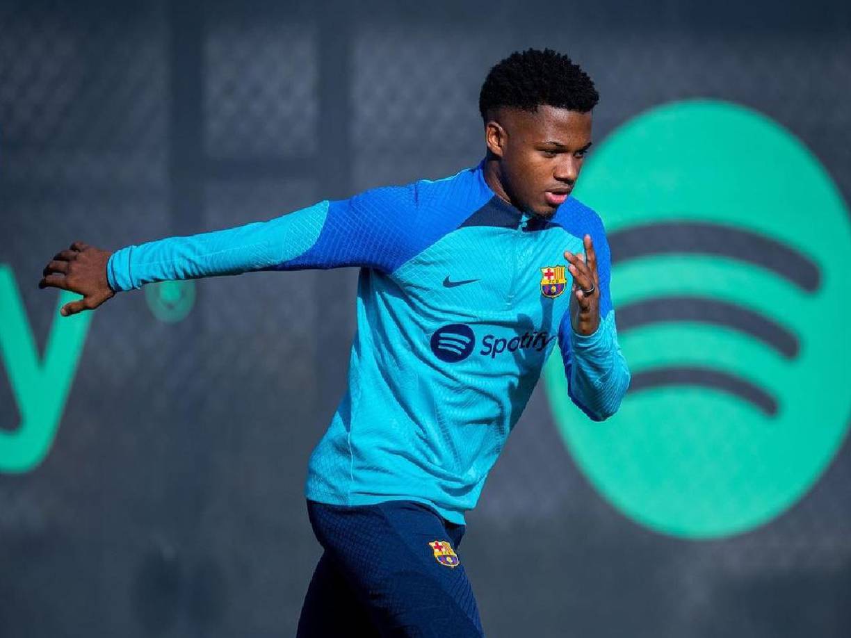 Informa ‘Sport’, que el Fenerbahce de Mourinho quiere conseguir la cesión de Ansu Fati hasta final de temporada. El joven futbolista continúa lesionado y no tiene fecha de recuperación.