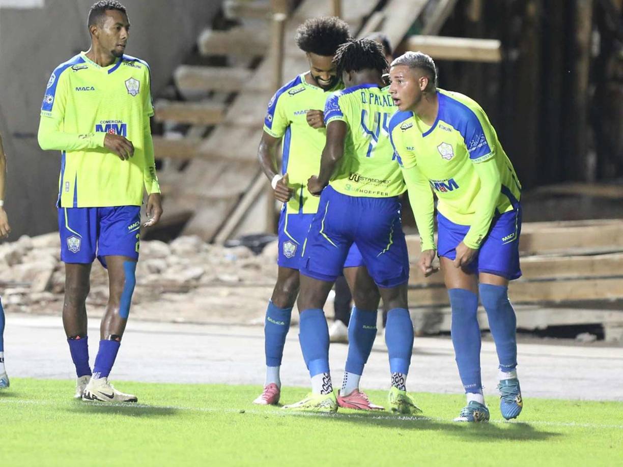 El bailecito del brasileño Joanderson Assis festejando su gol con Edson Danilo Palacios.