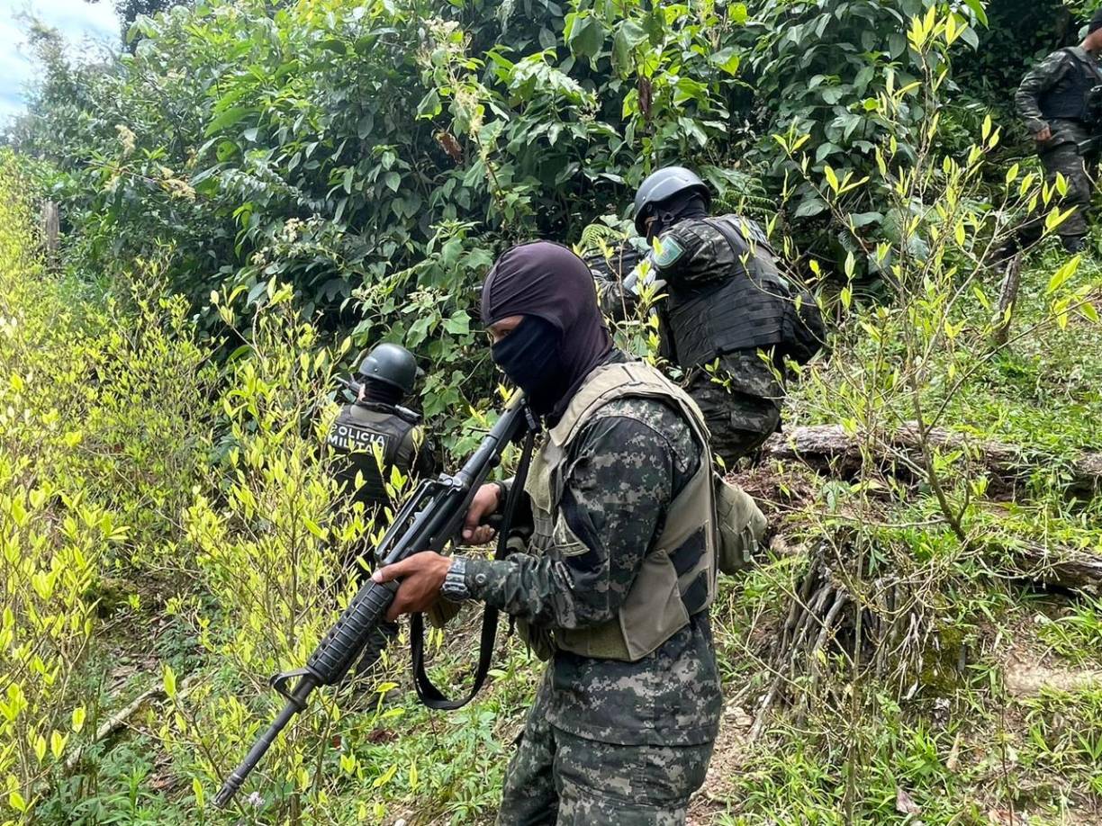 En el narcolaboratorio se hallaron también seis barriles de plástico de 5 galones, sacos de cal hidratada, sacos vaciíos y vagaso (un desecho utilizado para la base de coca).