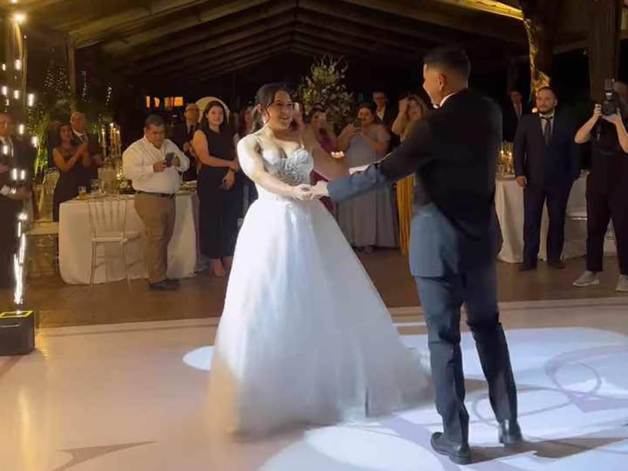 Así fue el bonito baile de Carlos Pineda y Daniela Hernández en su boda.
