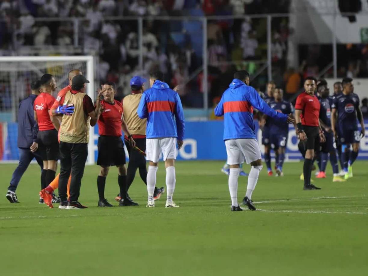 Pedro Troglio no quedó contento con el accionar arbitral de Saíd Martínez al final del primer tiempo y fue a reclamar a los sílbantes.