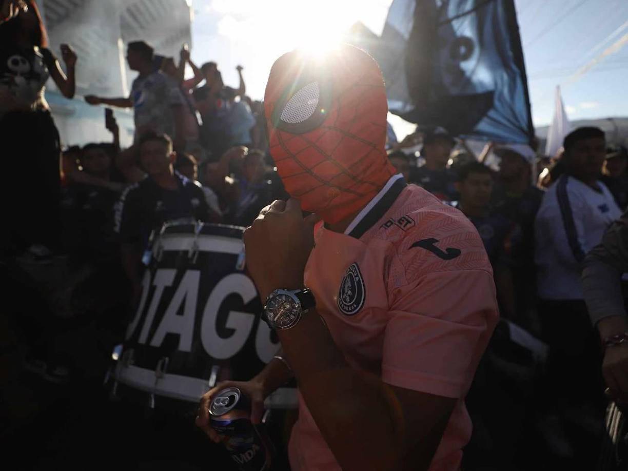 Spiderman apareció en la barra del Motagua previo al choque ante Real España por la semifinal de vuelta.