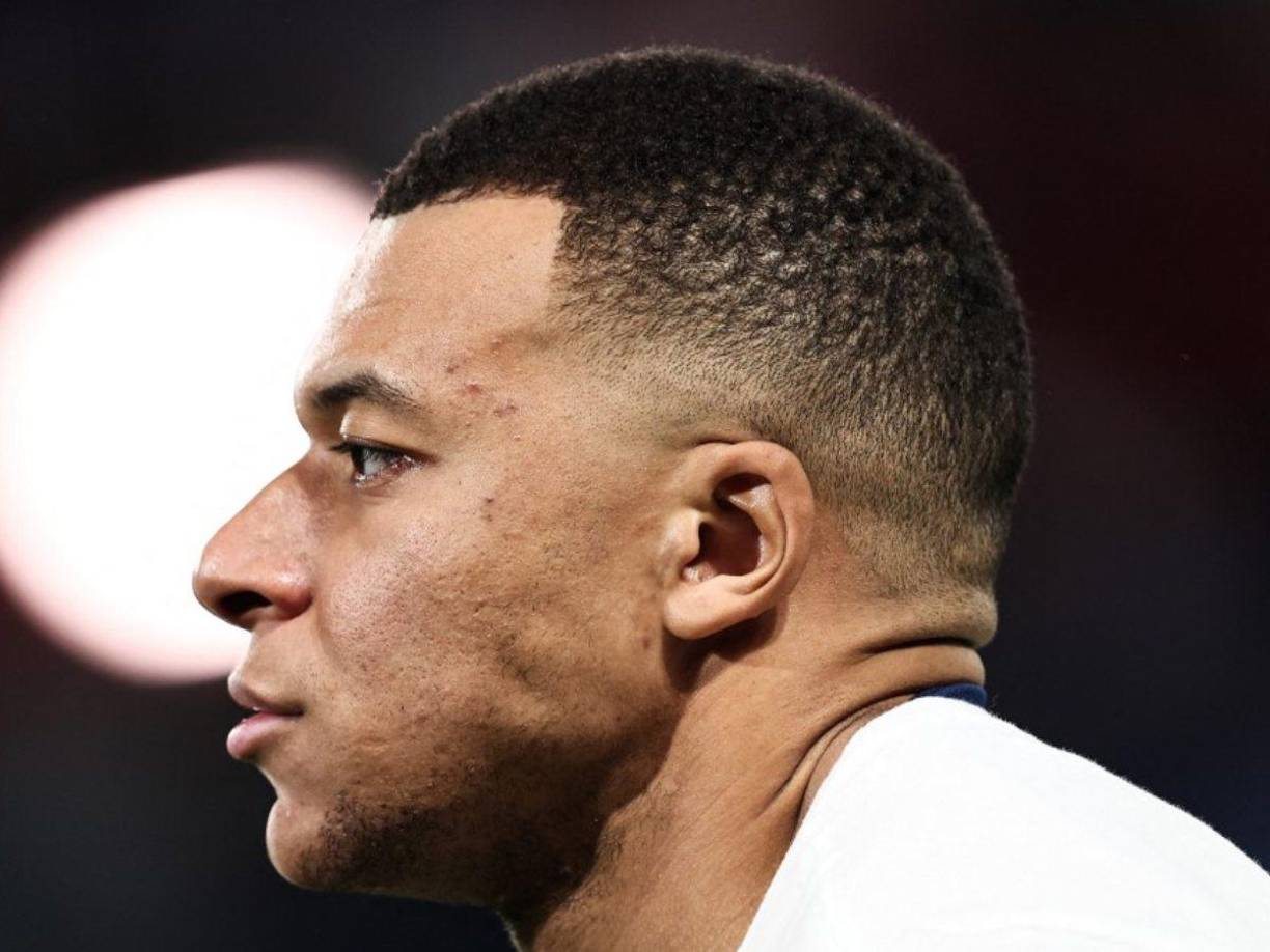 Kylian Mbappé llega al Real Madrid como una auténtica estrella, un jugador que cualquier equipo desearía tener. Formado en la cantera del Mónaco, debutó con 16 años en la Ligue 1 y no ha dejado de crecer desde entonces.