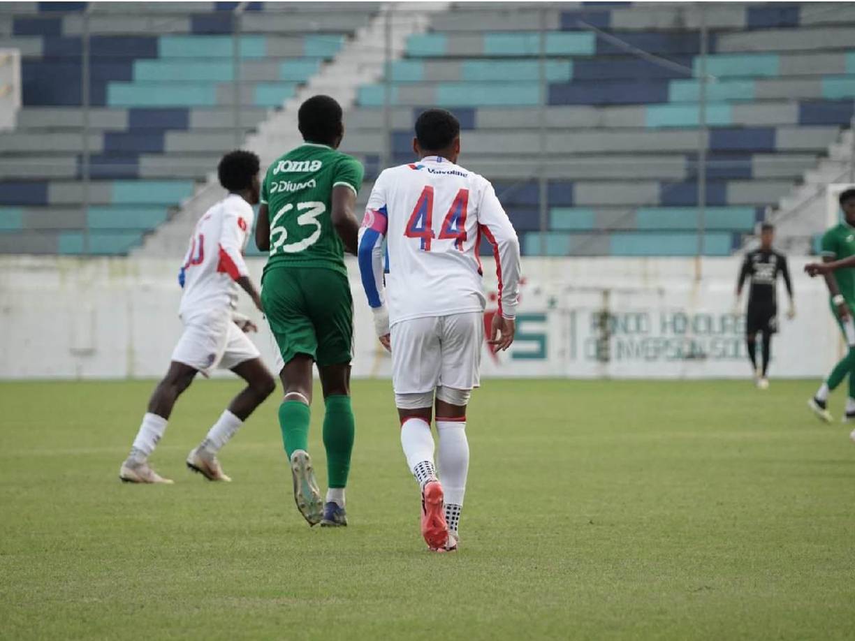 Marathón y Olimpia se enfrentaron este martes en el Patria Marathón por las semifinales y terminaron jugando en el Estadio Morazán.