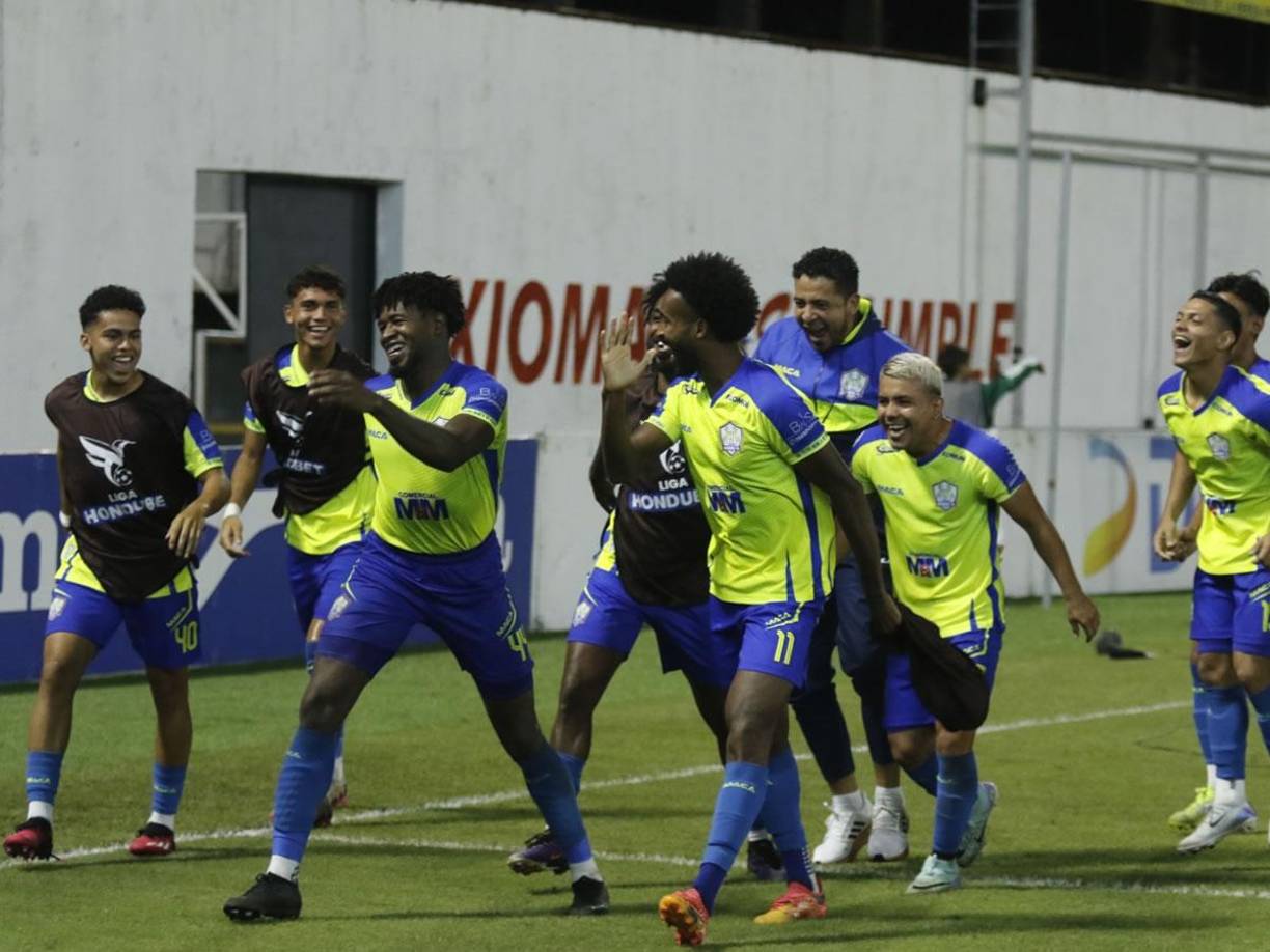 Edson Danilo Palacios celebró con un bailecito ante la felicidad de sus compañeros tras eliminar al Marathón.