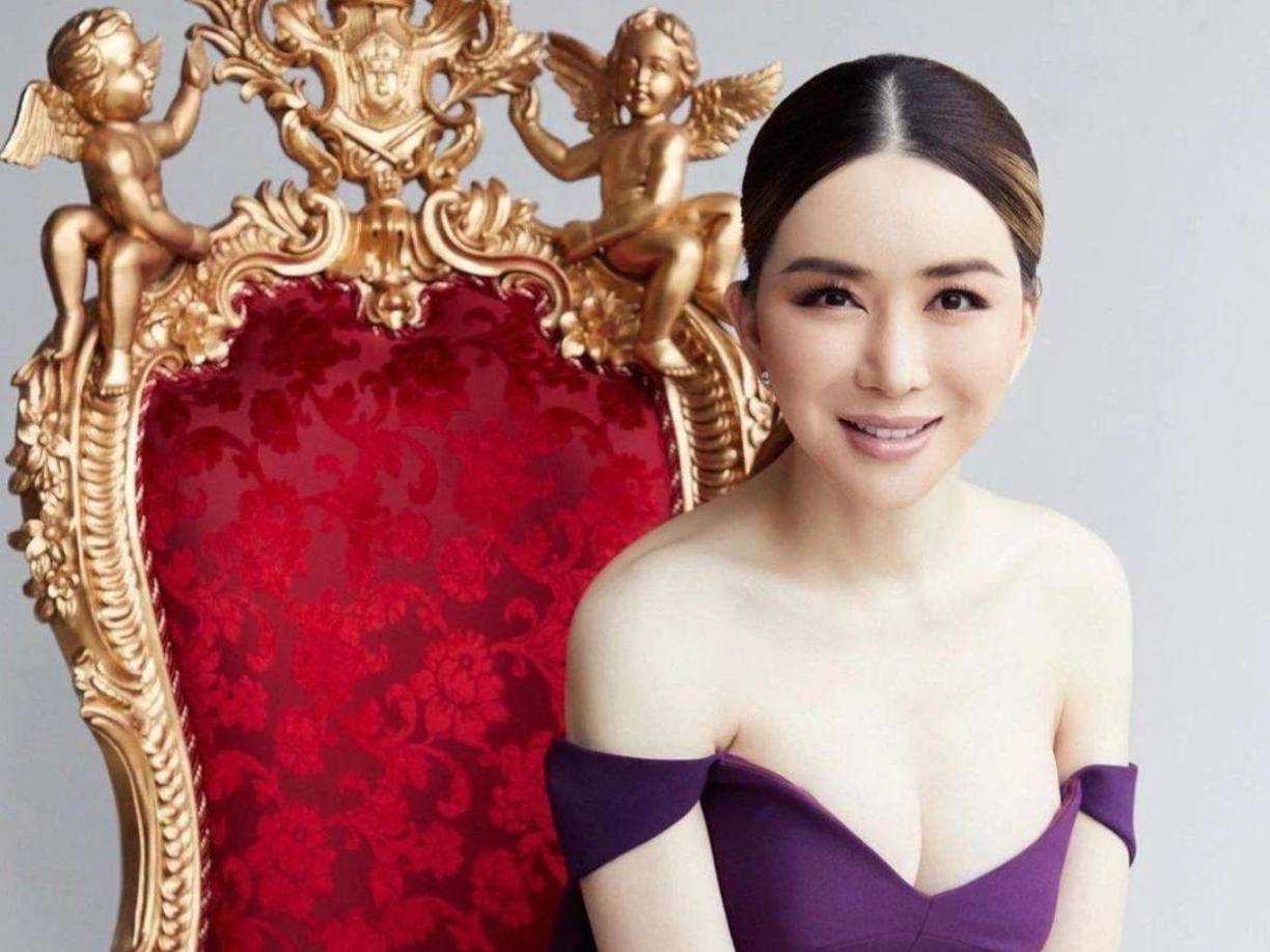 Anne Jakkaphong Jakrajutatip, más conocida como Anne Jakkaphong o Anne JKN, es una mujer transgénero, empresaria tailandesa, directora ejecutiva y fundadora del conglomerado multinacional tailandés JKN Global Group Public Company Limited, y propietaria de las organizaciones de concursos de belleza Miss Universe, Miss USA y Miss Teen USA.