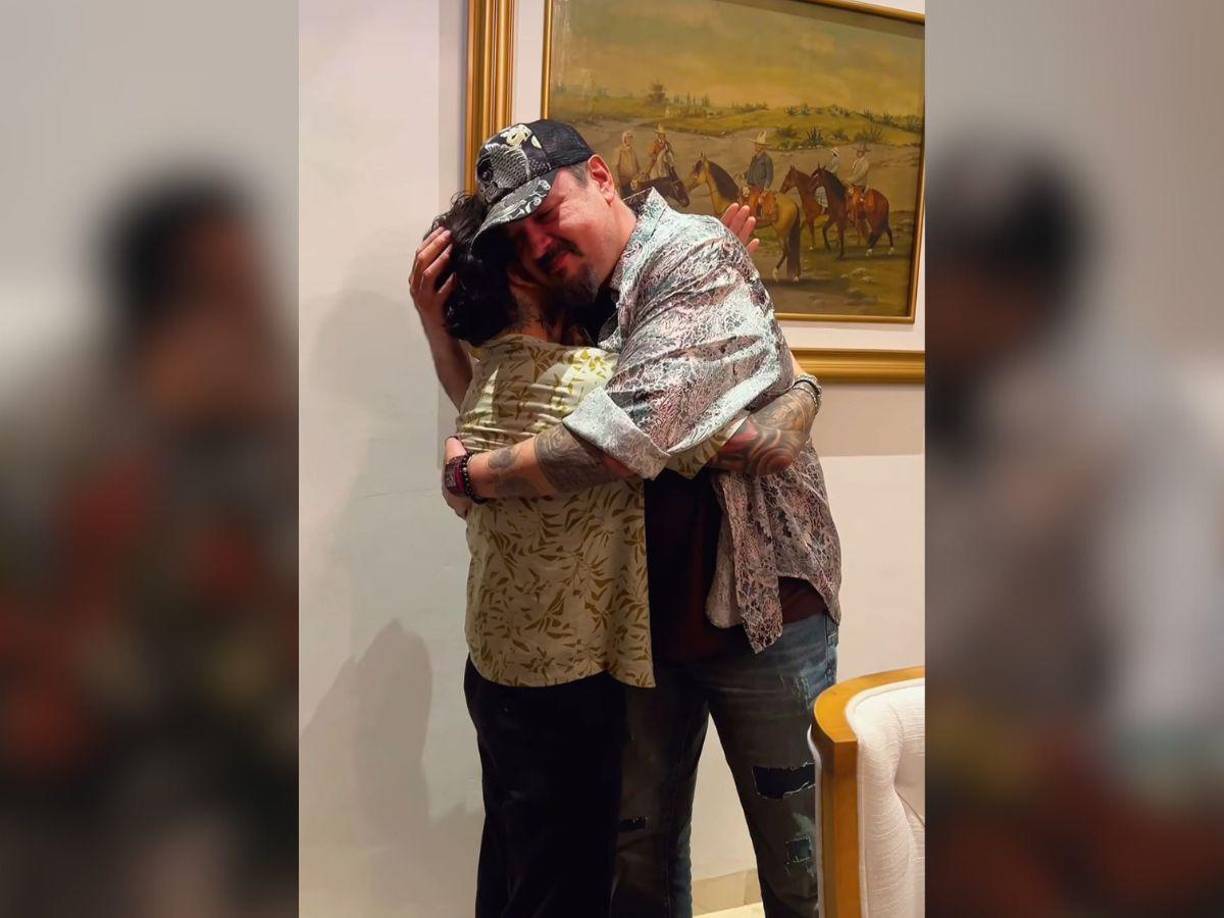 En las imágenes vemos que Christian Nodal acompañó a su esposa, Ángela Aguilar, a celebrar el cumpleaños de Pepe Aguilar. Uno de los momentos que más llamó la atención fue cuando el intérprete de “Adiós amor” le dio un fuerte abrazo a su suegro para felicitarlo.